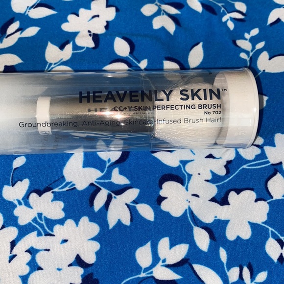 It Cosmetics Heavenly Skin Perfecting Brush - Picture 2 of 6